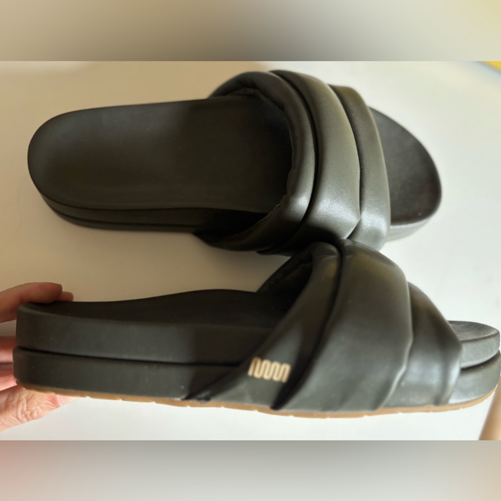 Commbi “the Softie” slides sandals olive green Napa leather with shearling Sz 8